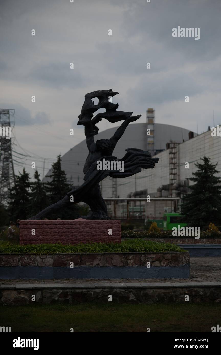 Die berühmte Prometheus-Statue vor dem Kernkraftwerk Tschernobyl stand einst vor dem Theater im nahe gelegenen Pripyat. Stockfoto