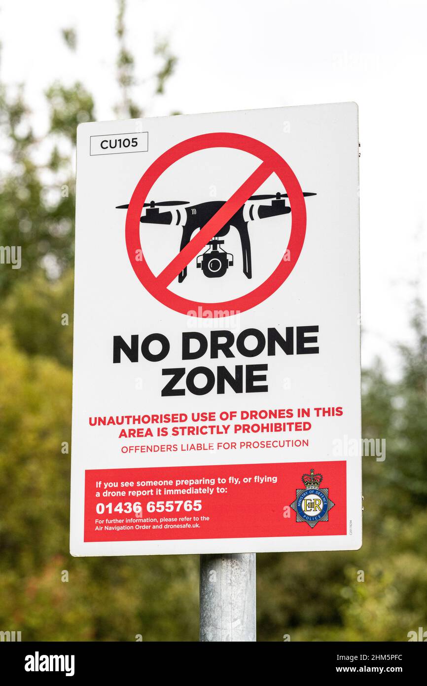 Schild, das das Fliegen von Drohnen auf der Rosneath Peninsula bei Mambeg auf der anderen Seite des Gare Loch vom Atom-U-Boot-Stützpunkt HMNB Clyde in Faslane verbietet. Stockfoto