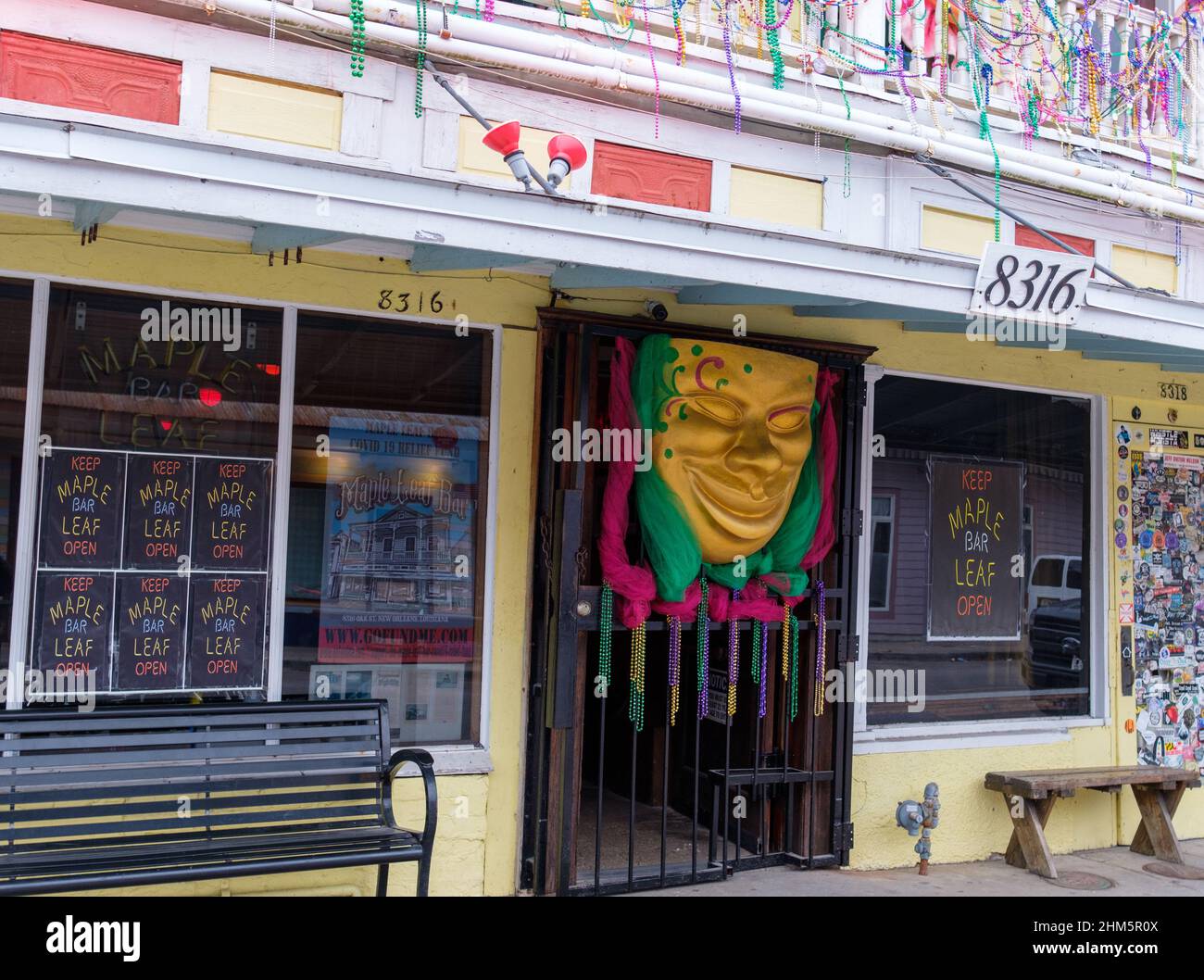 NEW ORLEANS, LA, USA - 8. FEBRUAR 2021: In der Nähe des Eingangs zur Maple Leaf Bar, die für Mardi Gras dekoriert ist Stockfoto