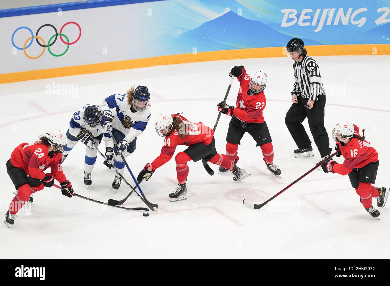Peking, China. 7th. Februar 2022. Die Athleten kämpfen während des Eishockey-Frauenwettkampfes der Gruppe A zwischen der Schweiz und Finnland im National Indoor Stadium in Peking, der Hauptstadt Chinas, am 7. Februar 2022. Quelle: Du Yu/Xinhua/Alamy Live News Stockfoto