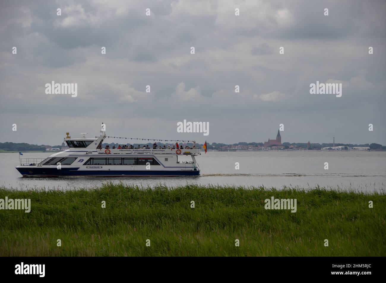 Zingst, Deutschland 25. Juni 2021, die Fähre von der Stadt Barth auf dem Barther Bodden geht auf die Halbinsel Zingst Stockfoto