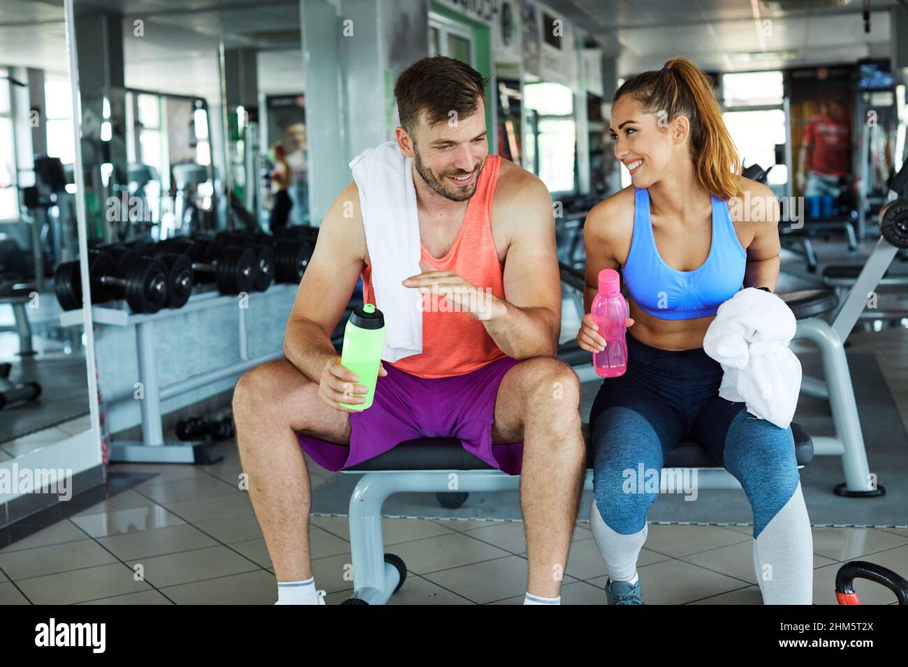 Gym Sport Fitness Paar Übung entspannend ruhend Training fit Workout aktiv gesund Sportler Stockfoto