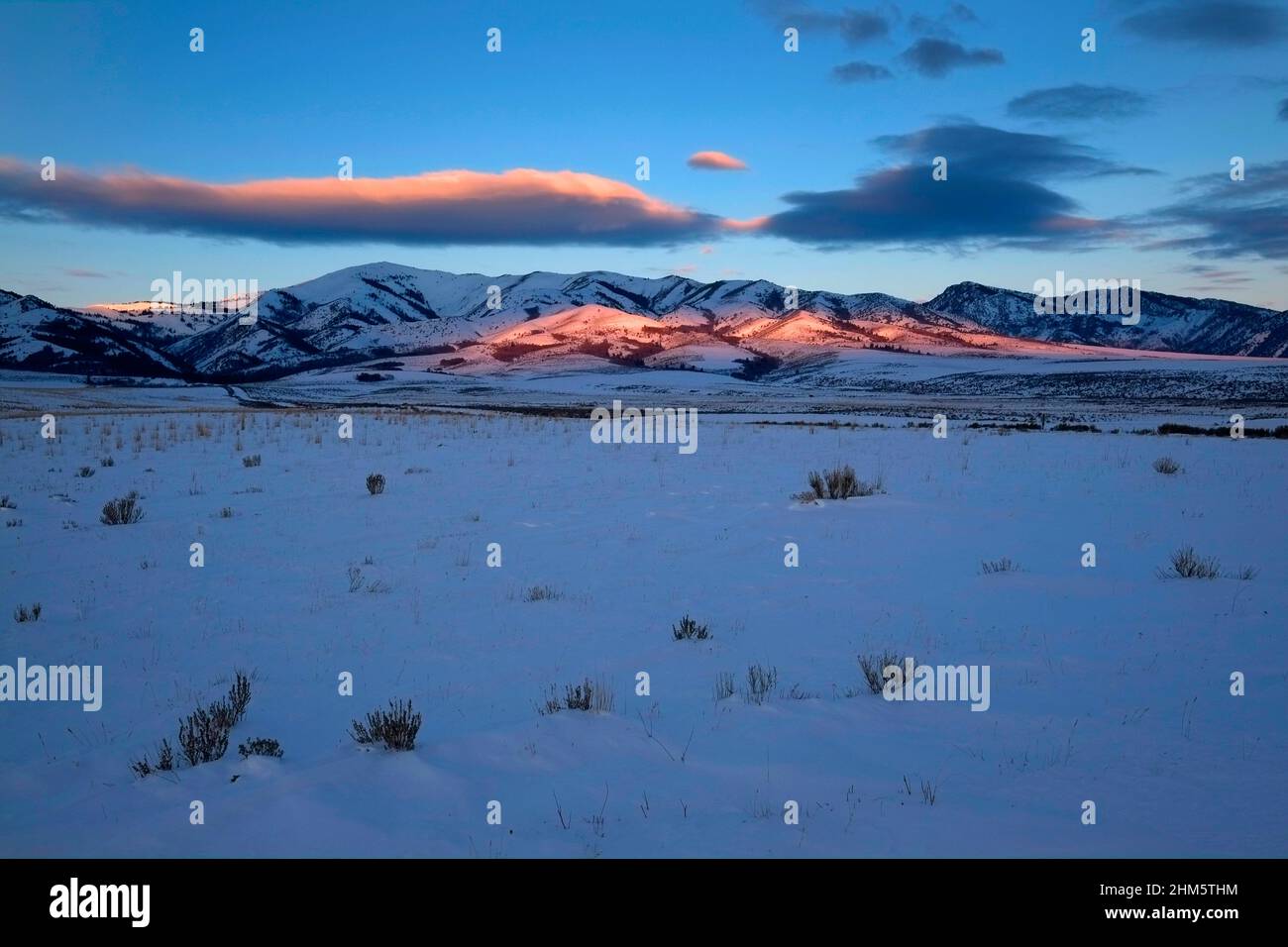 Sonnenauf- oder -Untergang Sonnenlicht Sonnenlicht im Winter auf schneebedeckten Bergen Stockfoto