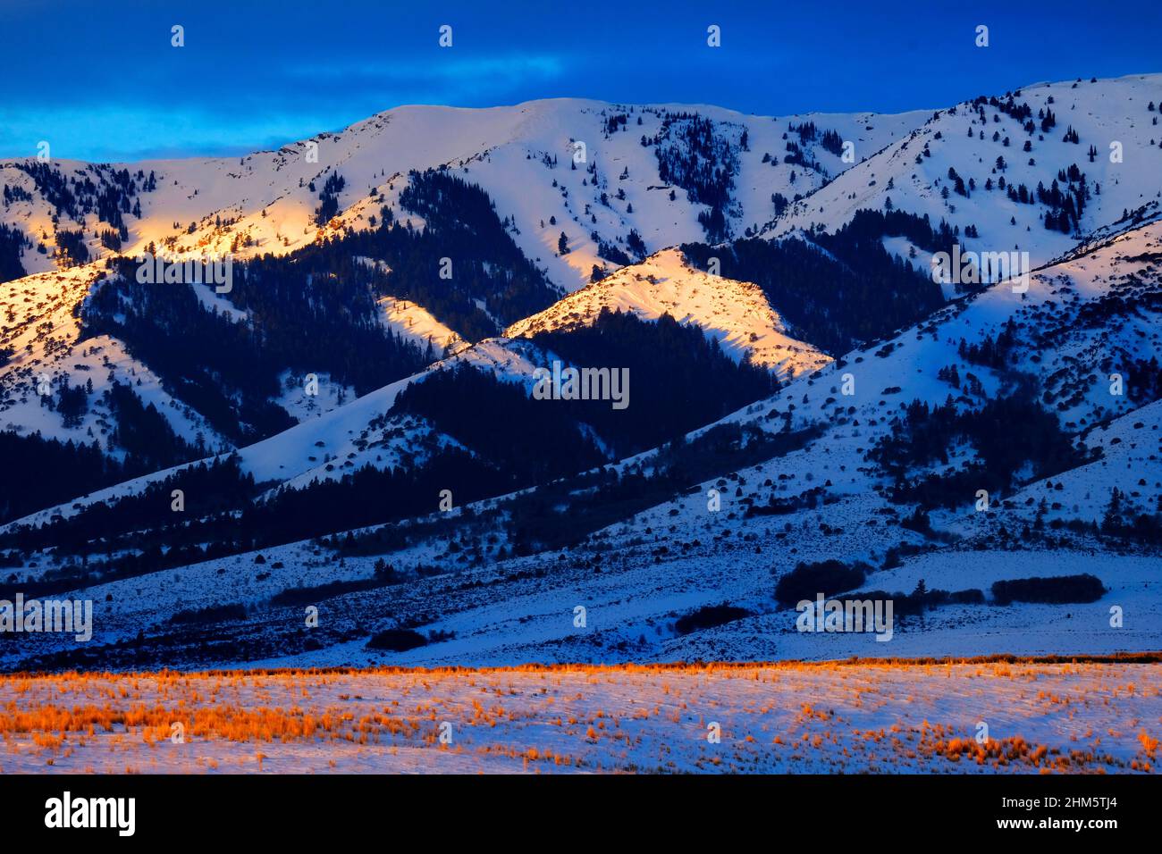 Sonnenauf- oder -Untergang Sonnenlicht Sonnenlicht im Winter auf schneebedeckten Bergen Stockfoto