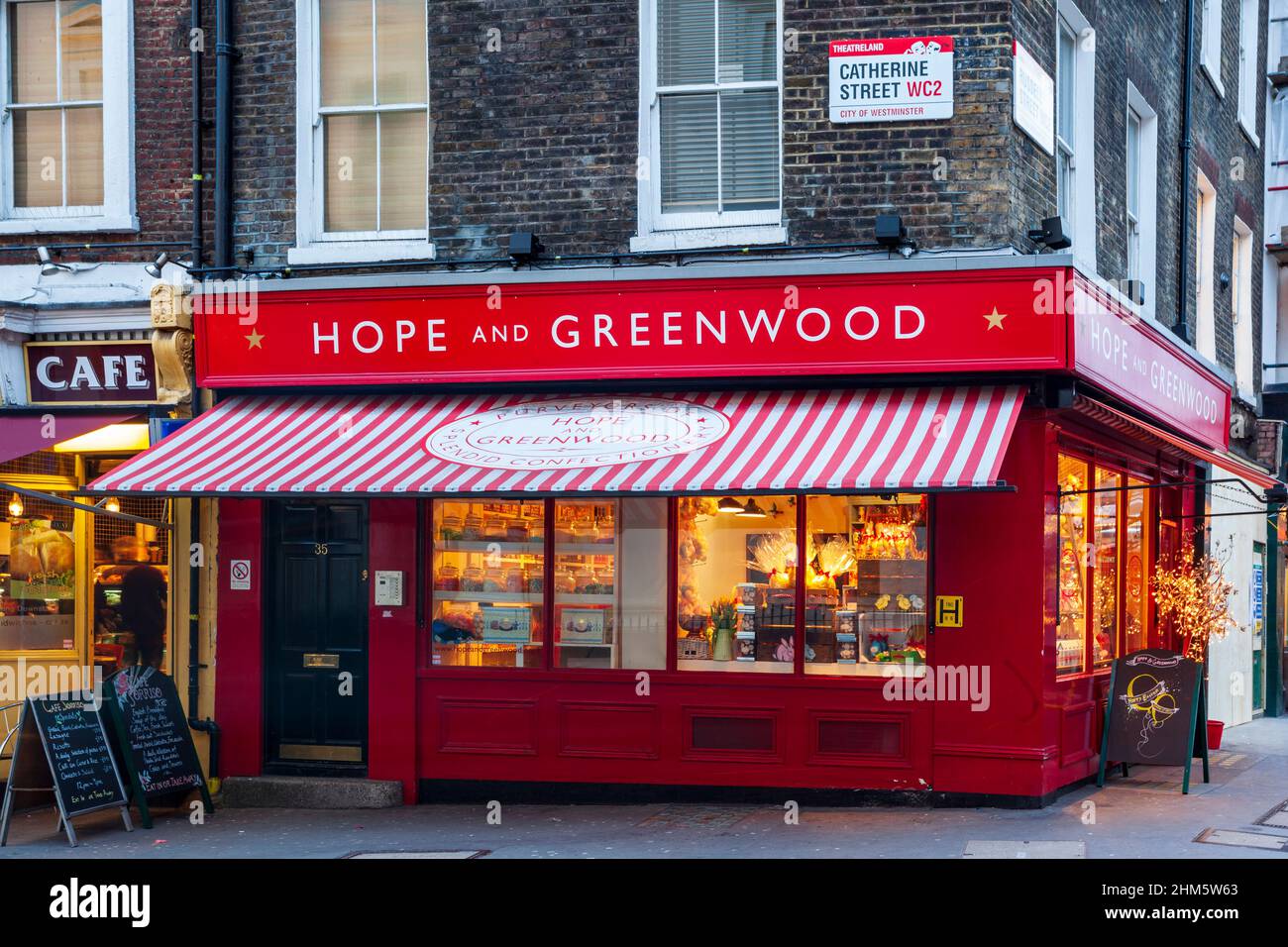Hope and Greenwood ist ein traditionelles Süßwarengeschäft mit Sitz in Catherine Street, Covent Garden, London, England Stockfoto