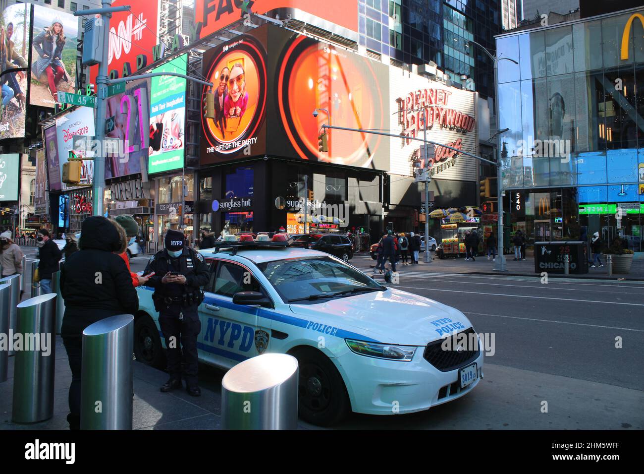 NYPD-Beamter im Gespräch mit Menschen, in der Nähe des Times Square, New York, NY Stockfoto