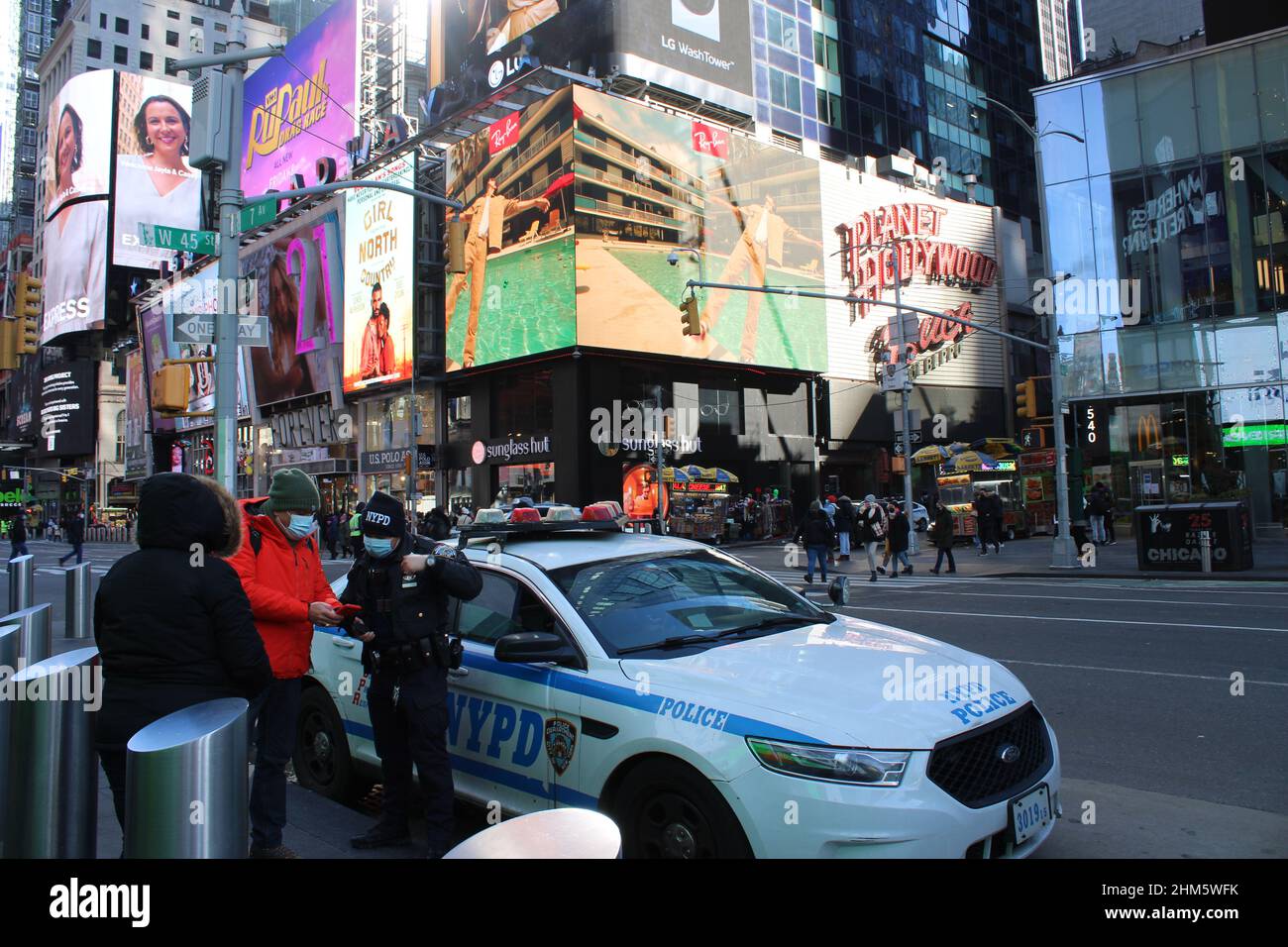 NYPD-Beamter im Gespräch mit Menschen, in der Nähe des Times Square, New York, NY Stockfoto