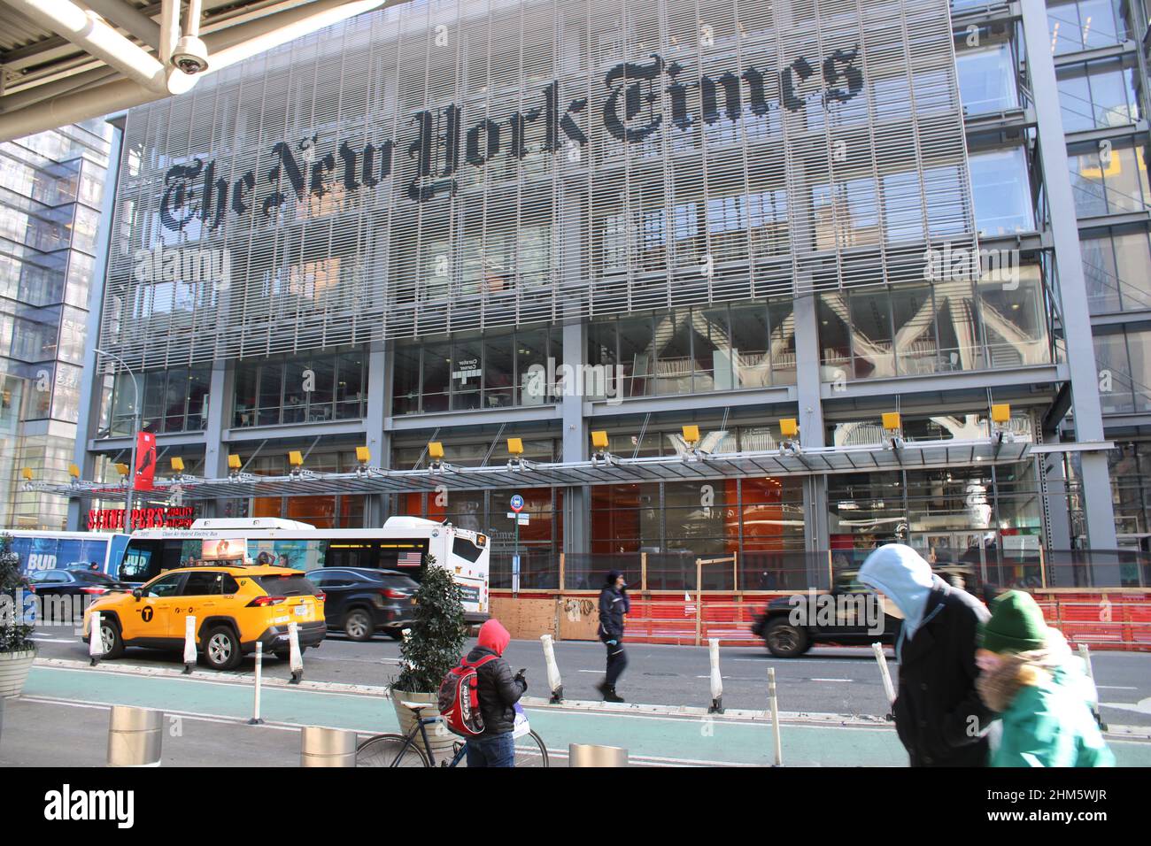 Menschen und Verkehr, die am Gebäude der New York Times, New York, NY, vorbeikommen Stockfoto
