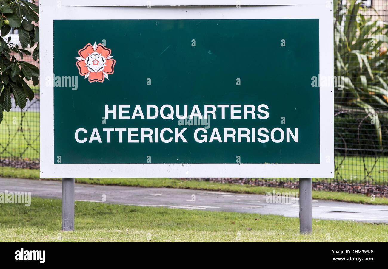 Aktenfoto vom 02/08/17 von einem Schild am Hauptquartier der Catterick Garrison in Yorkshire. Zwei Soldaten der Armeegarnison in North Yorkshire starben am Wochenende bei verschiedenen Zwischenfällen. Ausgabedatum: Montag, 7. Februar 2022. Stockfoto