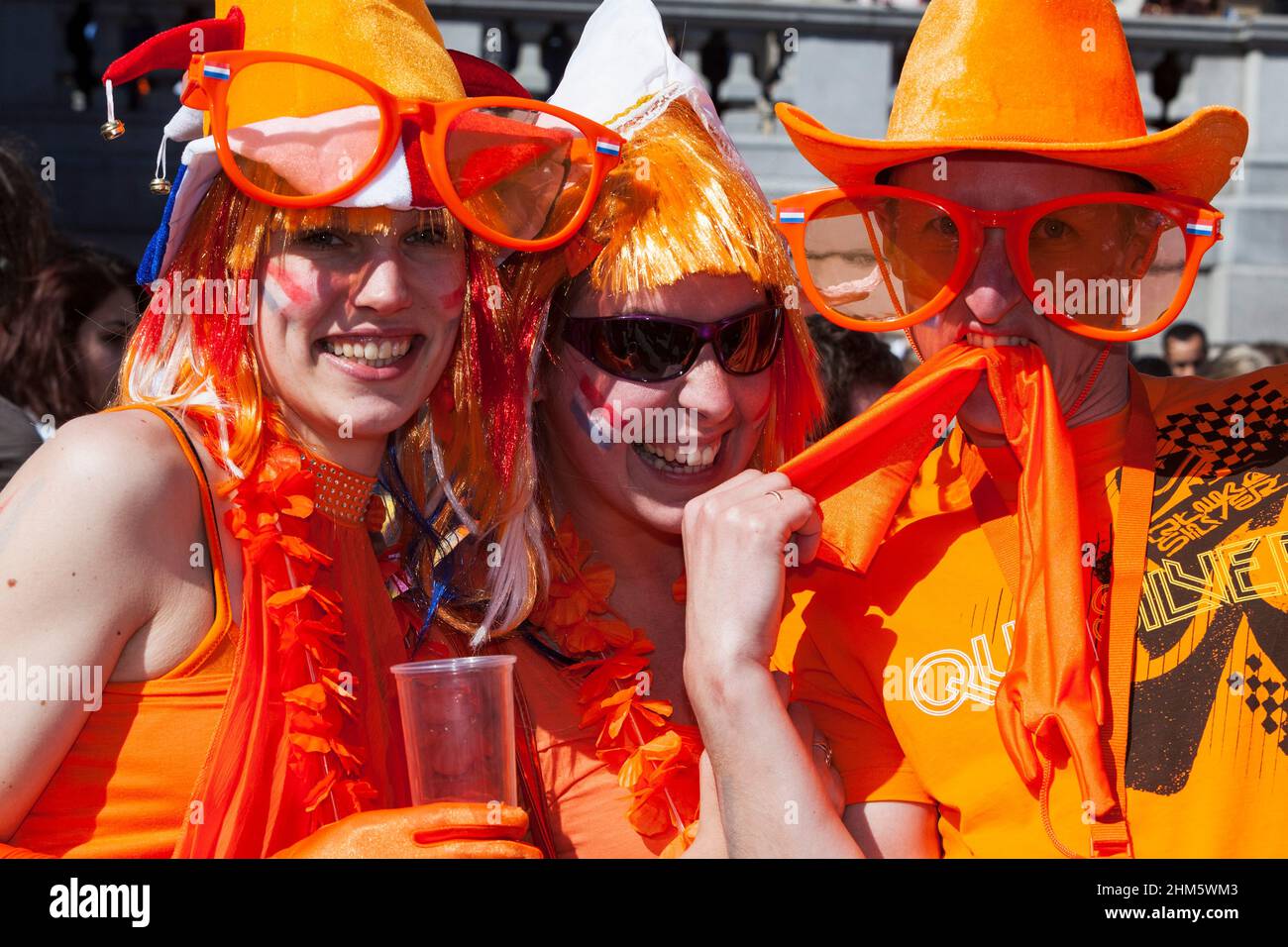 Junge Holländer feiern den Nationalfeiertag der Niederlande, den Queen's Day oder jetzt den King's Day auf dem Trafalgar Square, London, England, Großbritannien Stockfoto