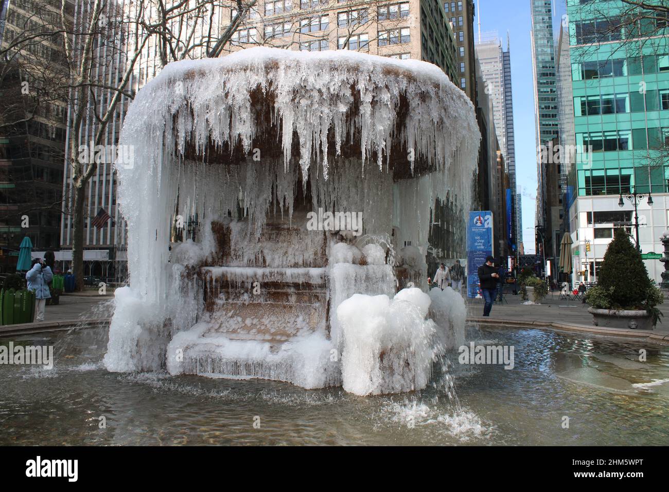 Gefrorener Brunnen im Bryant Park, New York, NY Stockfoto