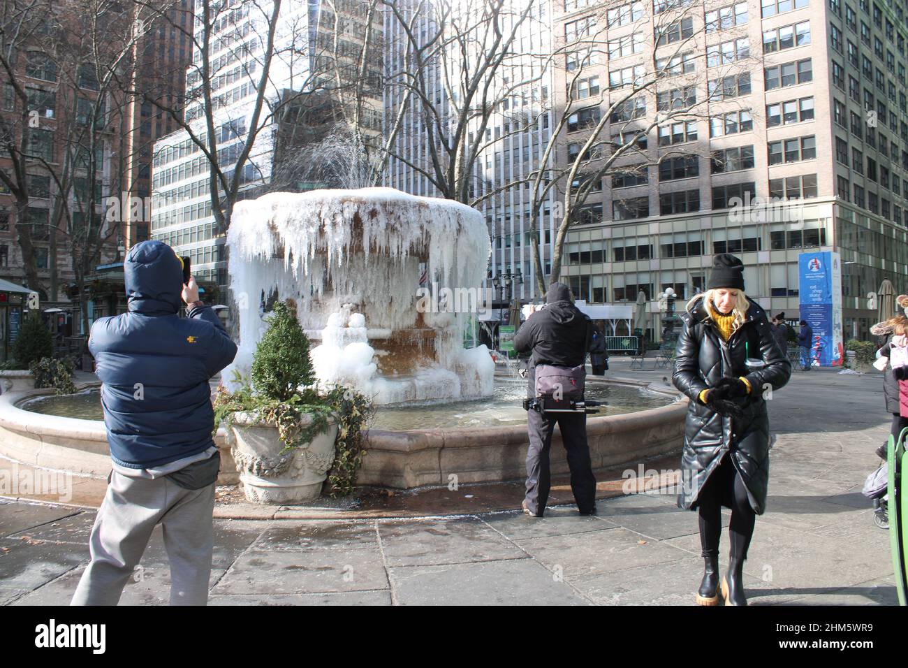 Gefrorener Brunnen im Bryant Park, New York, NY Stockfoto