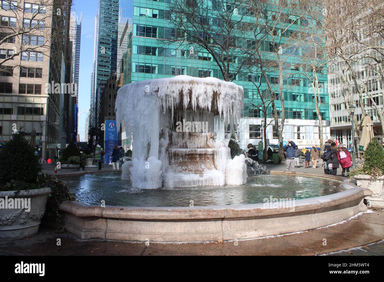 Gefrorener Brunnen im Bryant Park, New York, NY Stockfoto
