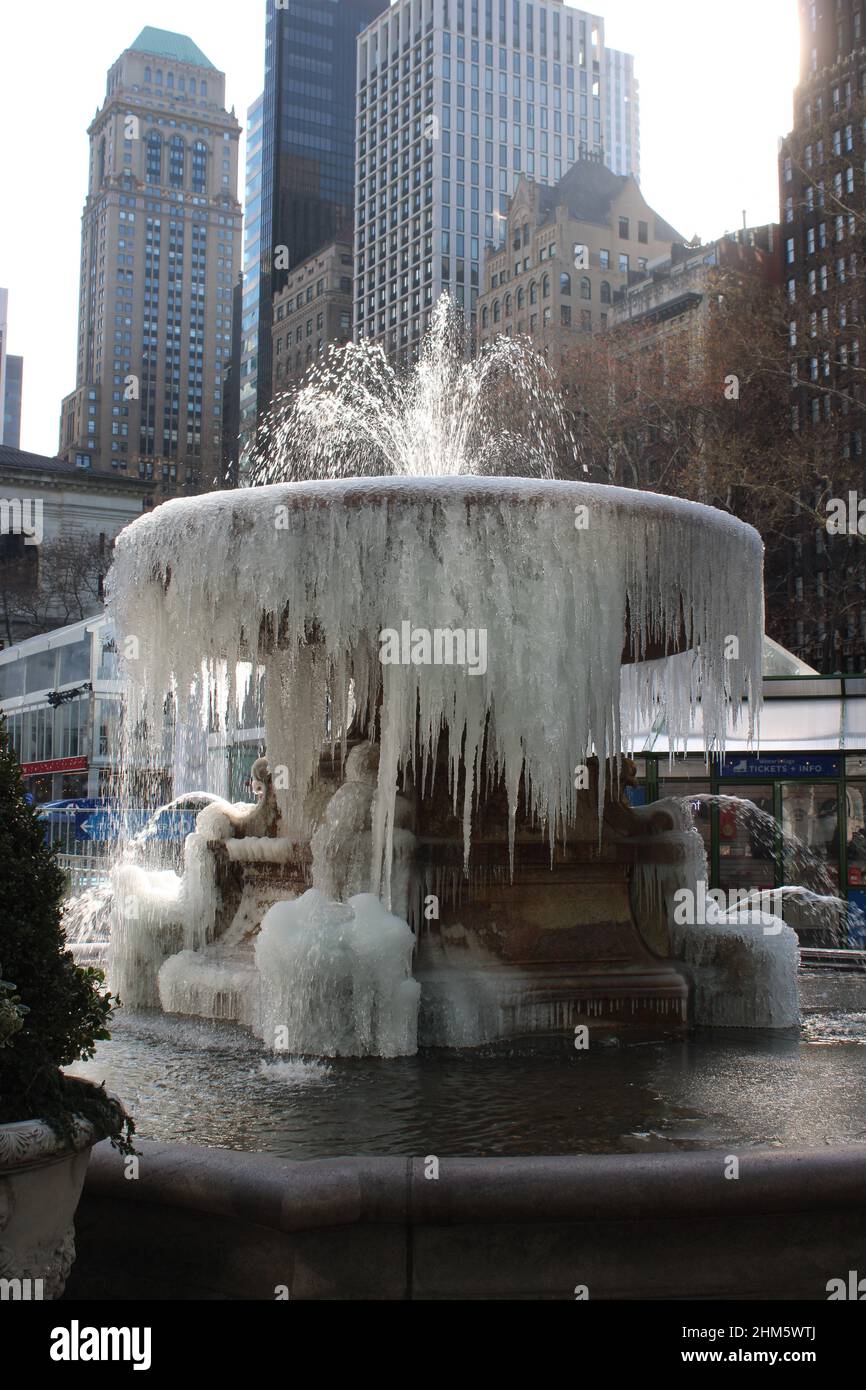 Gefrorener Brunnen im Bryant Park, New York, NY Stockfoto