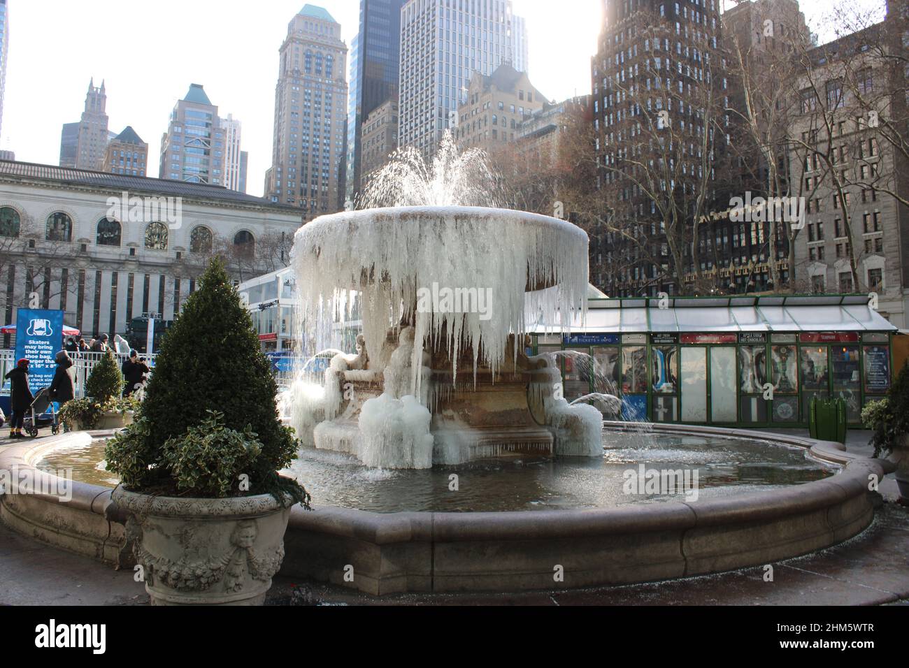 Gefrorener Brunnen im Bryant Park, New York, NY Stockfoto