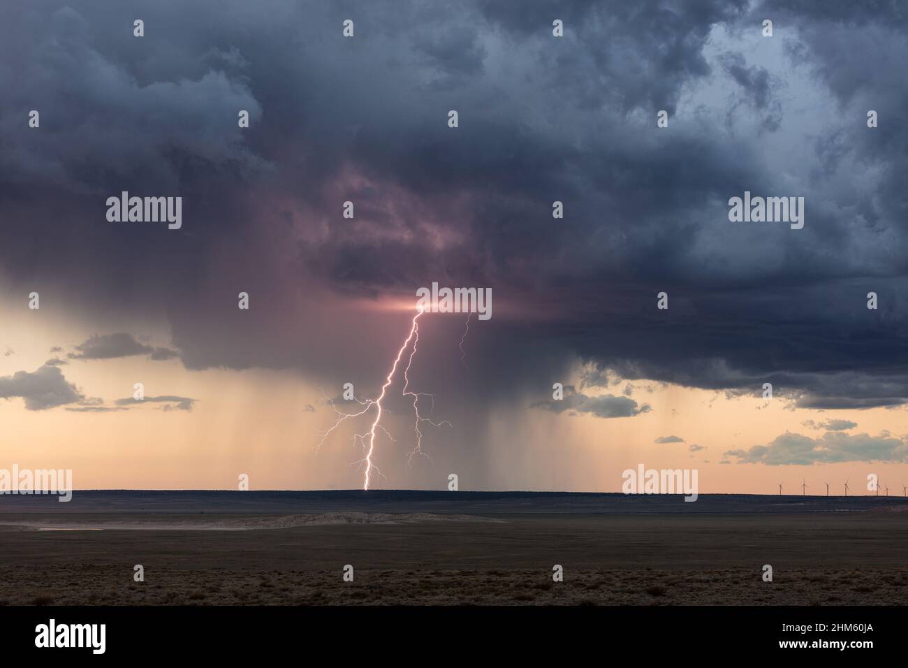 Malerische Landschaft von New Mexico bei Sonnenuntergang mit einem Blitzschlag von einem Gewitter Vaughn Stockfoto