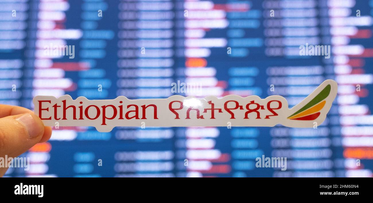 11. Dezember 2021, Addis Abeba, Äthiopien. Das Emblem der Ethiopian Airlines vor dem Hintergrund einer elektronischen Tafel mit Flugplänen am Stockfoto