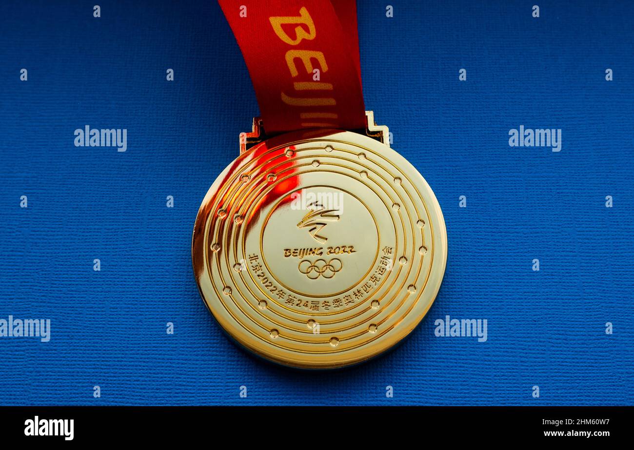 27. Januar 2022, Peking, China. XXIV. Olympische Winterspiele Goldmedaille auf blauem Hintergrund. Stockfoto