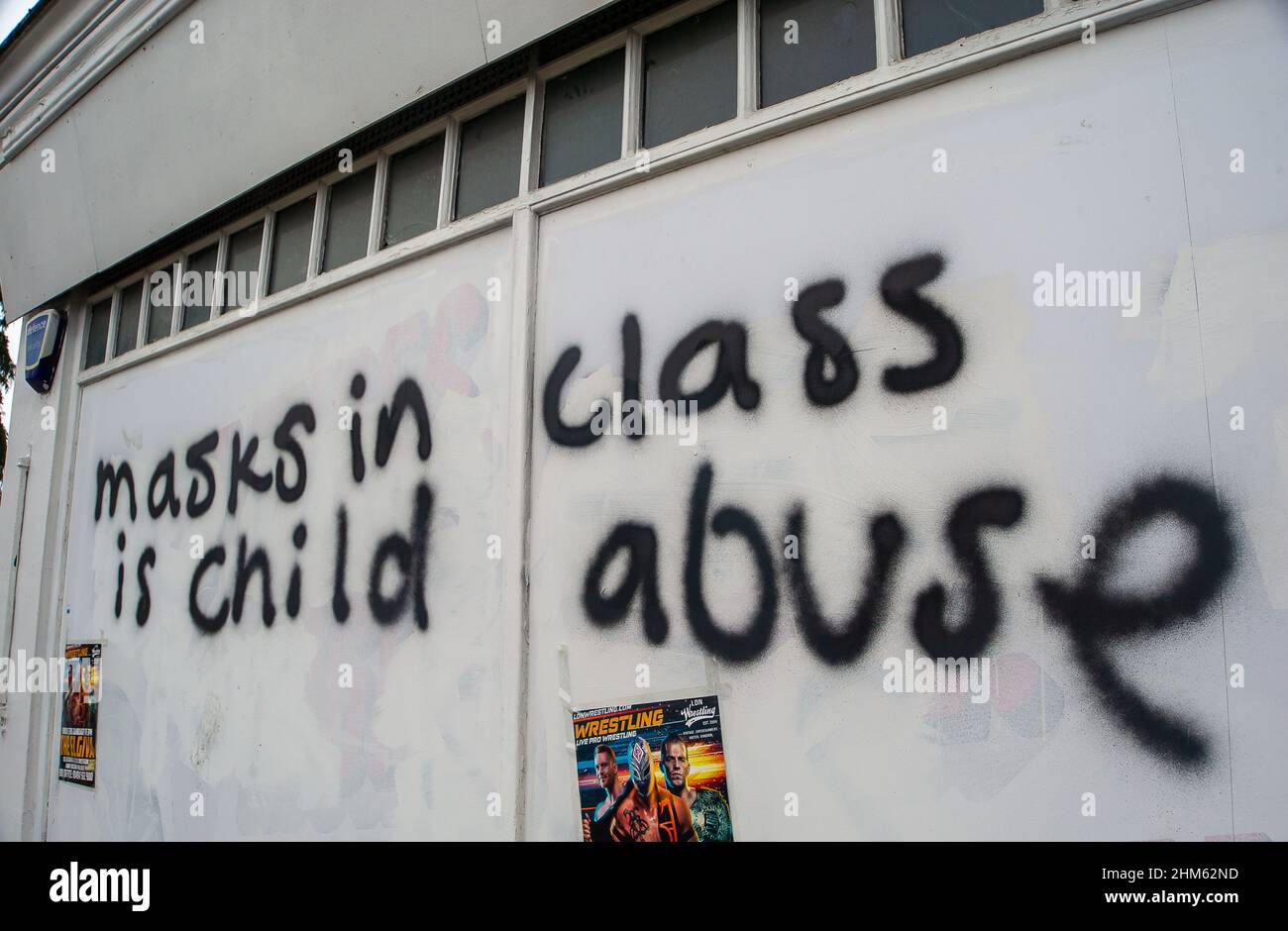 Amersham, Buckinghamshire, Großbritannien. 7th. Februar 2022. Masken in der Klasse sind Graffiti für Kindesmissbrauch an der Außenseite eines geschlossenen Ladens. Jemand hat neben den Graffiti geschrieben, ich denke, dass die Opfer von Kindesmissbrauch sich unterscheiden würden. Quelle: Maureen McLean/Alamy Live News Stockfoto