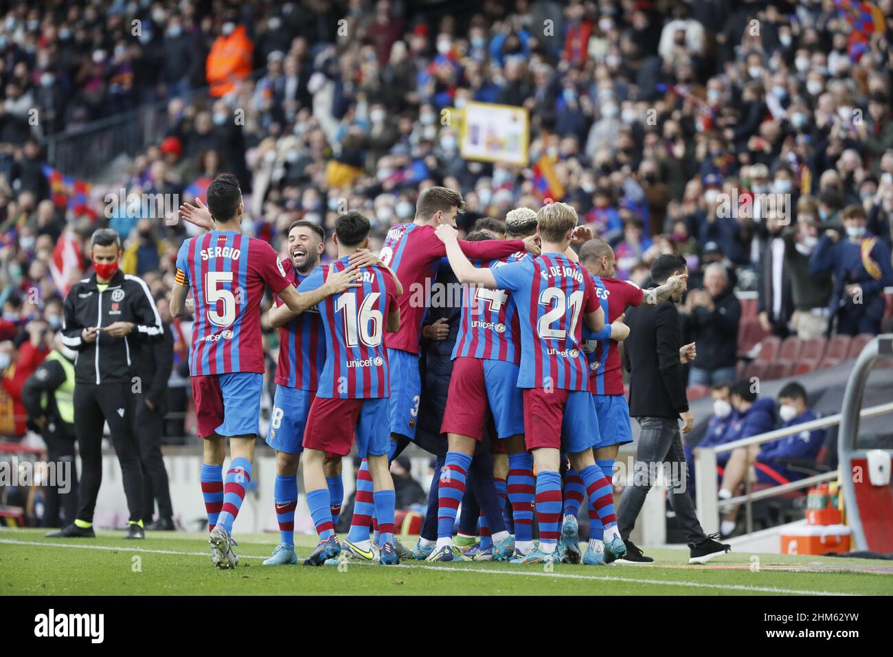 Barcelona, Spanien. 06th. Februar 2022. Barcelona, Spanien, Februar 6th 2021: Barcelona Spieler feiern das Tor während des LaLiga Santander Spiels zwischen Barcelona und AT.Madrid im Camp Nou Stadion in Barcelona, Spanien. Rafa Huerta/SPP Credit: SPP Sport Press Photo. /Alamy Live News Stockfoto