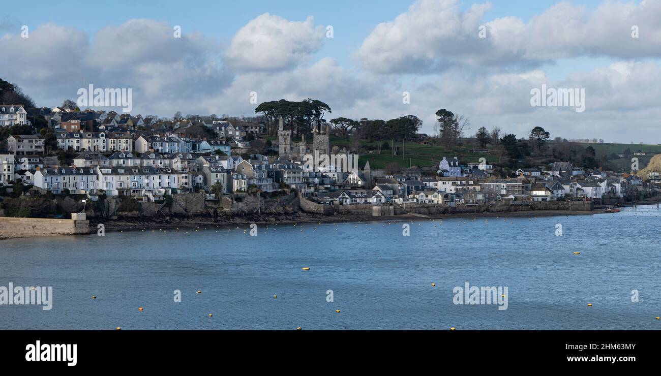 Wunderschönes Flussufer, das in Fowey im Südwesten Englands lebt. Fowey ist ein belebter Hafen für China Clay und ein immer beliebter werdender Urlaubsort Stockfoto