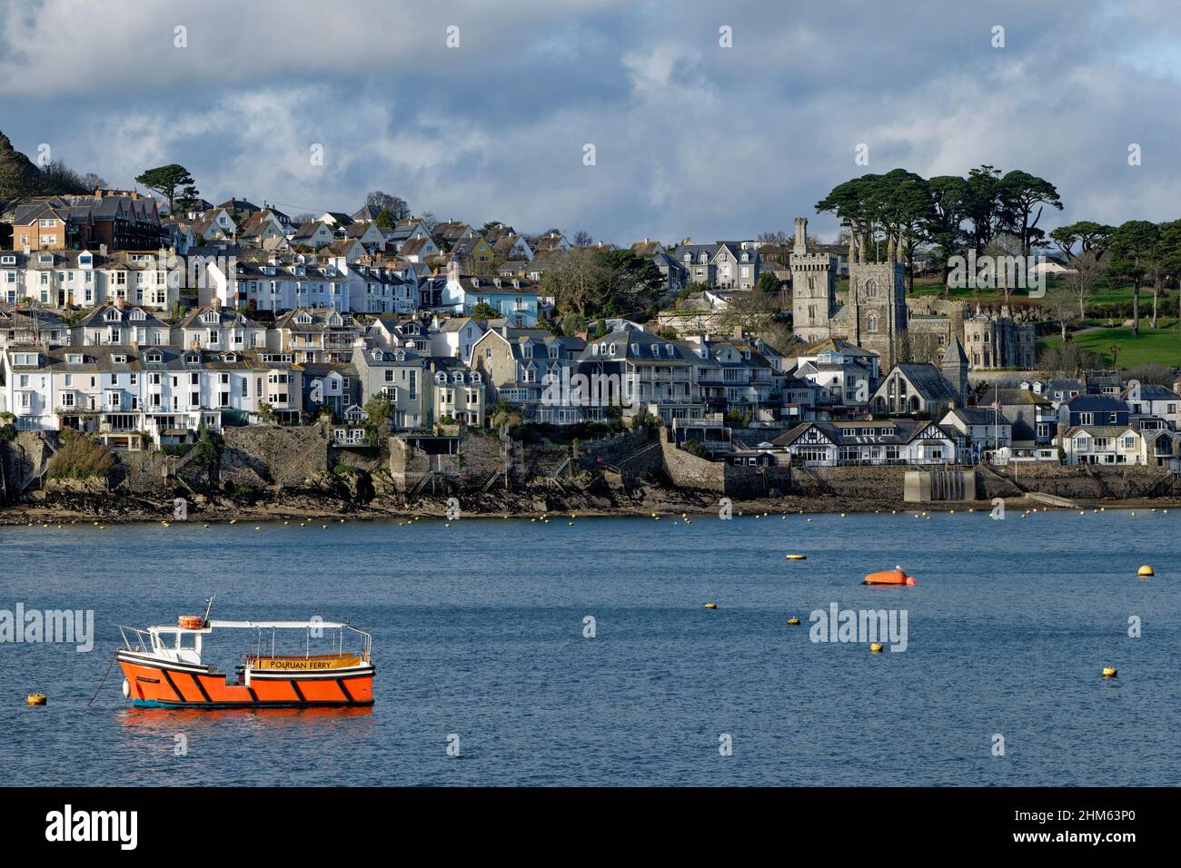 Wunderschönes Flussufer, das in Fowey im Südwesten Englands lebt. Fowey ist ein belebter Hafen für China Clay und ein immer beliebter werdender Urlaubsort Stockfoto
