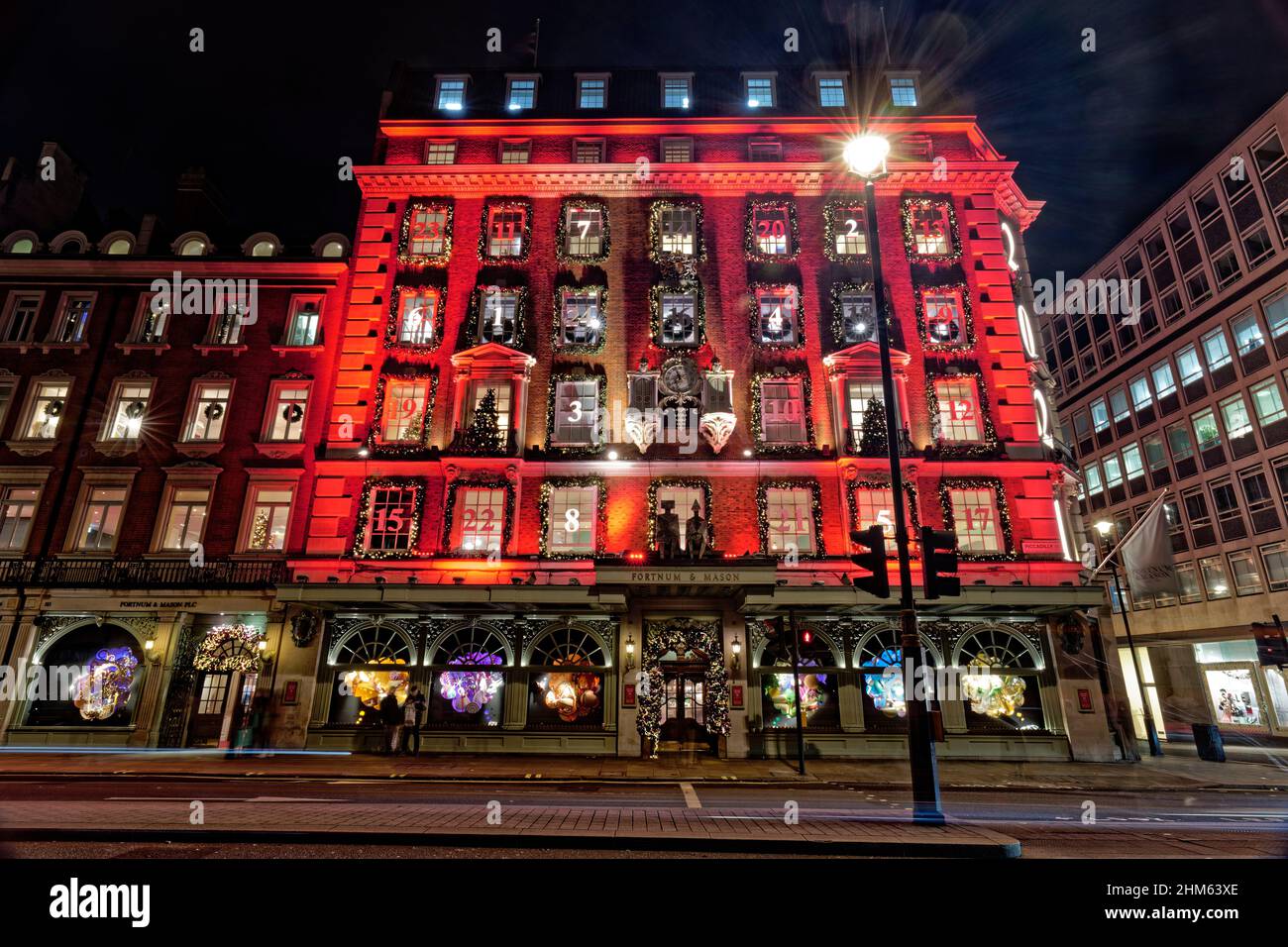 Fortnum & Mason verwandeln ihr nobles Lebensmittelgeschäft in einen Adventskalandar zu Weihnachten Stockfoto Fortnum & Mason verwandeln ihr nobles Lebensmittelgeschäft in einen Adventskalandar zu Weihnachten Stockfoto