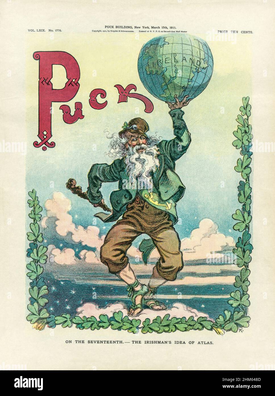 Ein Cover des American Puck Magazine aus dem frühen 20th. Jahrhundert mit einem Cartoon, der einen alten Iren als Atlas zeigt, der einen Globus in der Hand hält, der „Irland“ als eine ganze Hemisphäre zeigt. Schamhacken säumen die Seiten und den Boden des Designs, während er in seiner anderen Hand einen Schilelagh hält. Der Titel 'Puck' setzt sich aus keltischen Knoten zusammen. Stockfoto