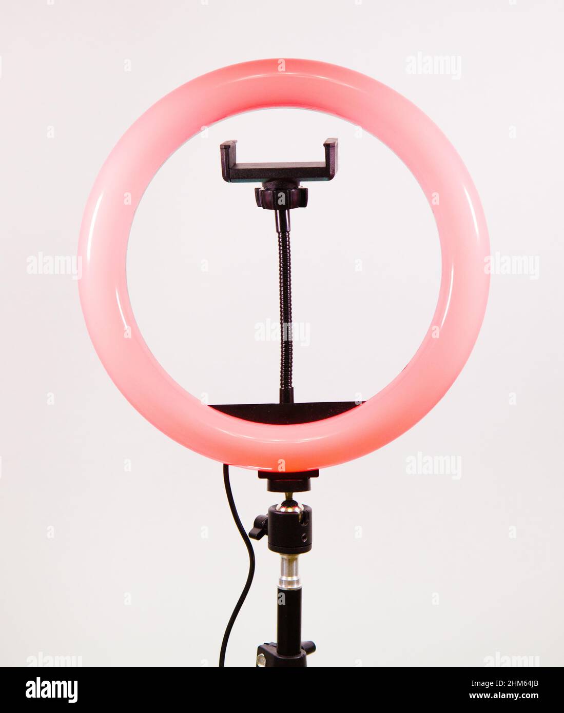 Runde Lampe mit Smartphone-Halterung. Rotes Licht. Stockfoto