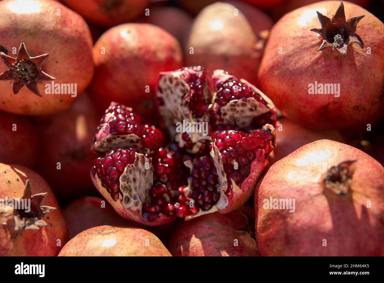 Granatapfel Granatapfel Granatapfel mit Hintergrund-Muster. Frische rohe Bio Granat Frucht Haufen Textur Hintergrund. Rubin natürlicher Granatapfelhaufen Nahaufnahme von oben. Stockfoto