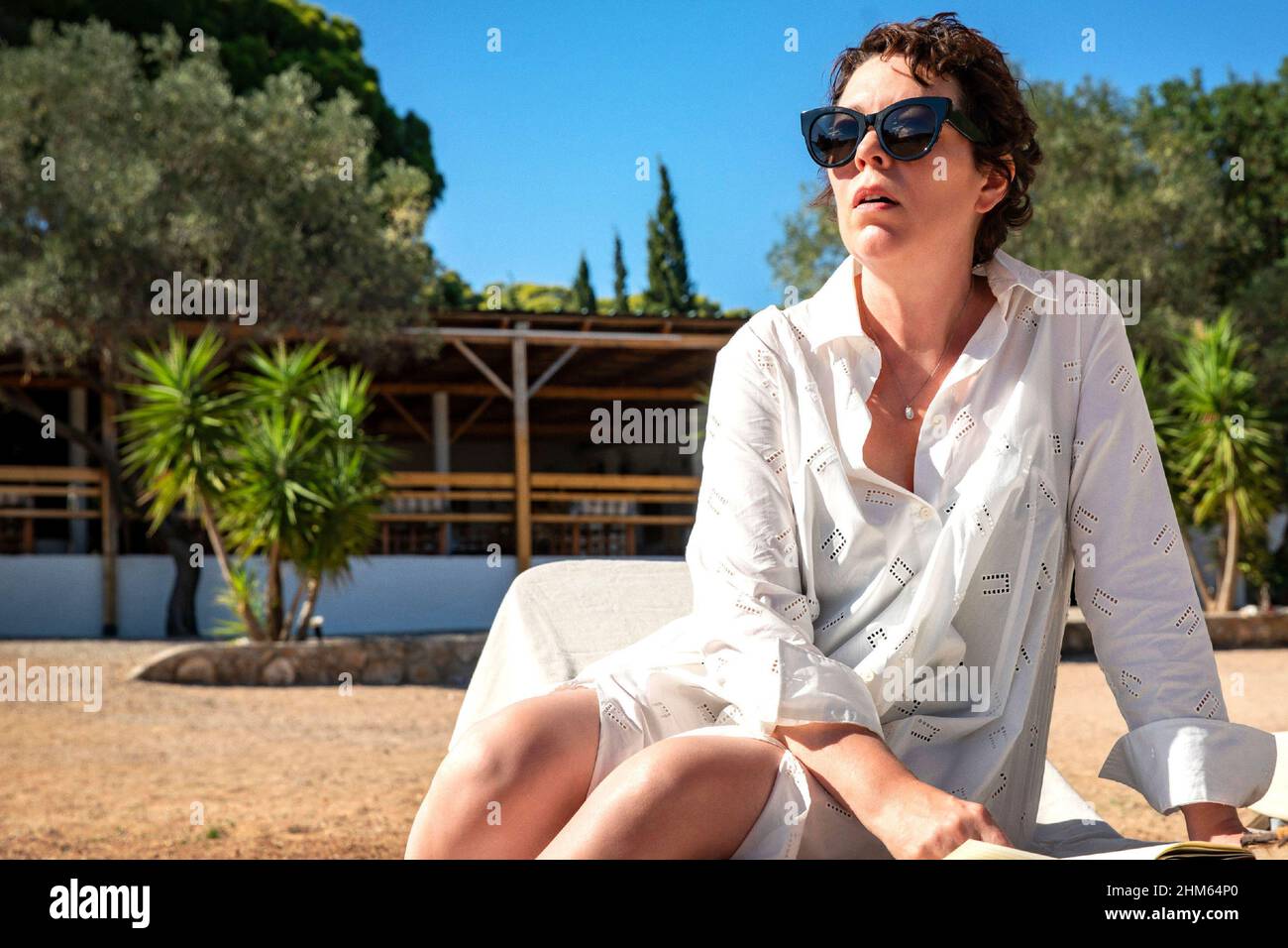 The Lost Daughter (2021) unter der Regie von Maggie Gyllenhaal mit Olivia Colman, Jessie Buckley und Dakota Johnson. Der Strandurlaub einer Frau nimmt eine dunkle Wendung, als sie beginnt, sich den Problemen ihrer Vergangenheit zu stellen. Stockfoto