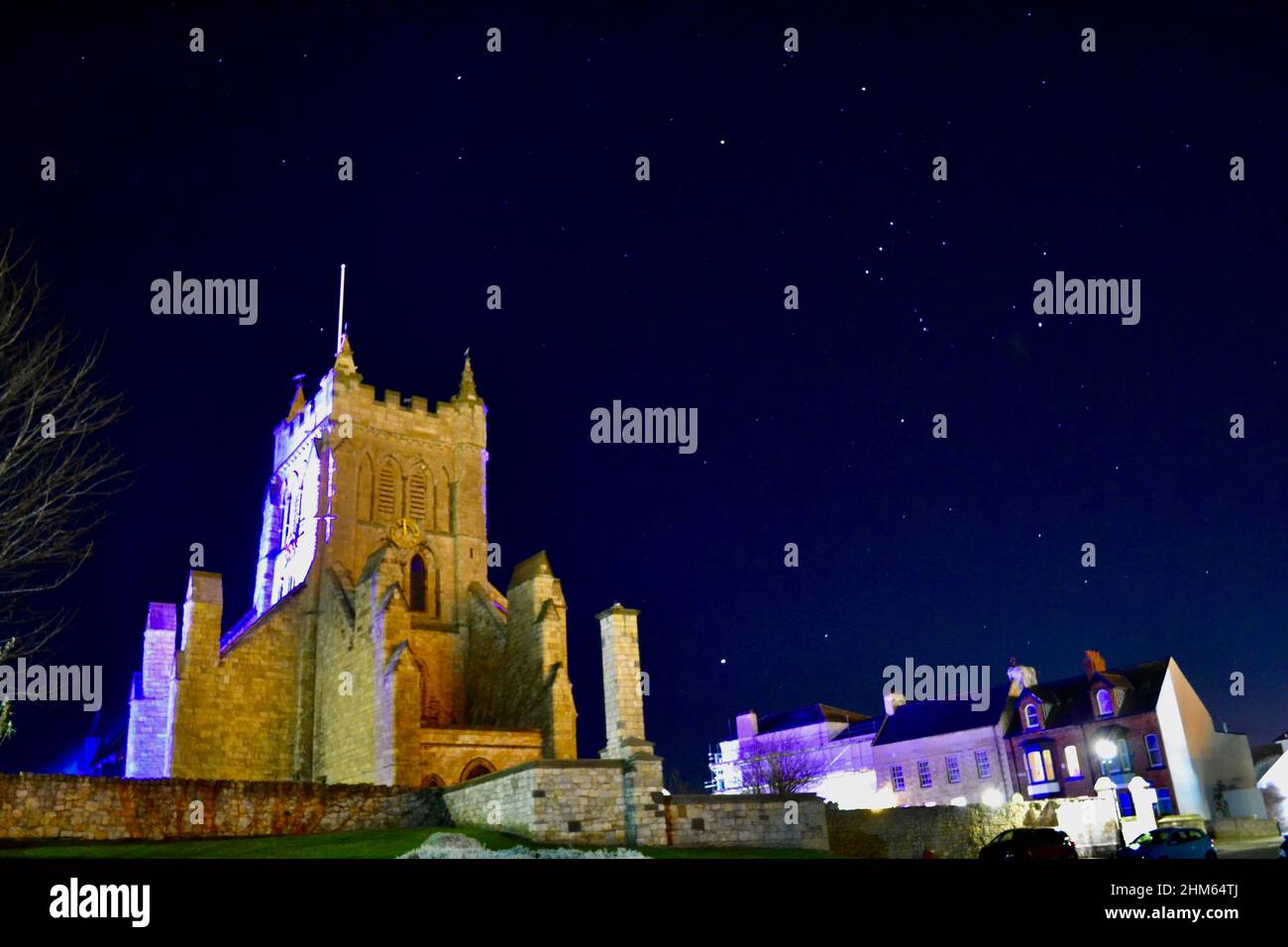 St. Hilda's Church Tower, Hartlepool Headland, Großbritannien, mit einem atemberaubenden klaren Nachthimmel. Die Sterne leuchten, einschließlich des Sternbildes Orion. Stockfoto