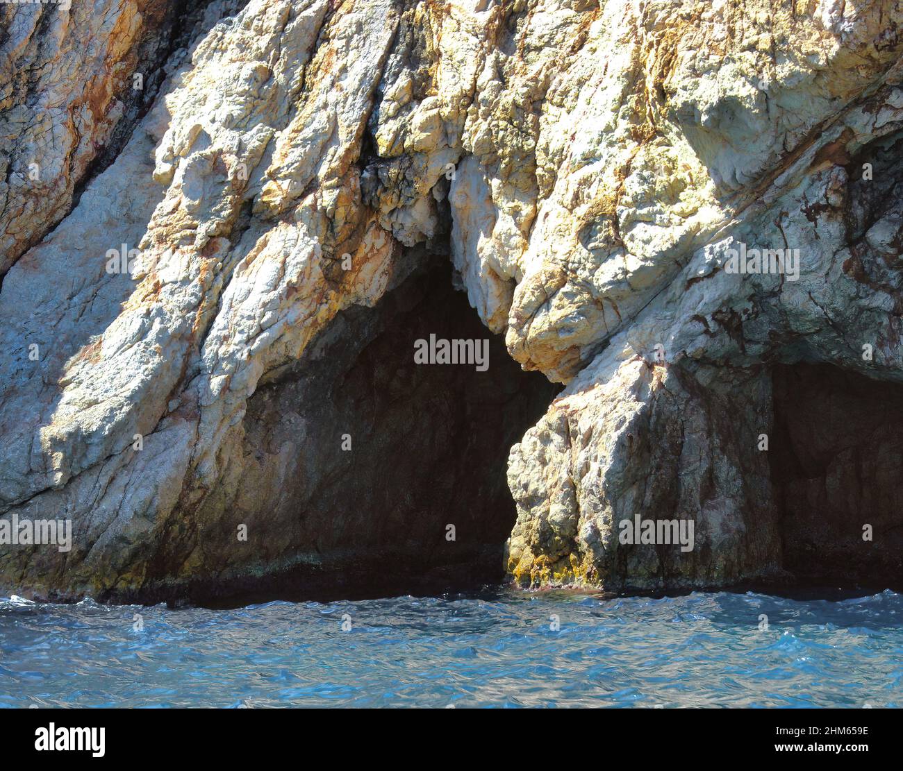 Tossa de Mar ist ein kleines mittelalterliches Dorf, das auf einem Vorgebirge mit Blick auf das Meer an der Costa Brava in der Provinz Girona steht Stockfoto