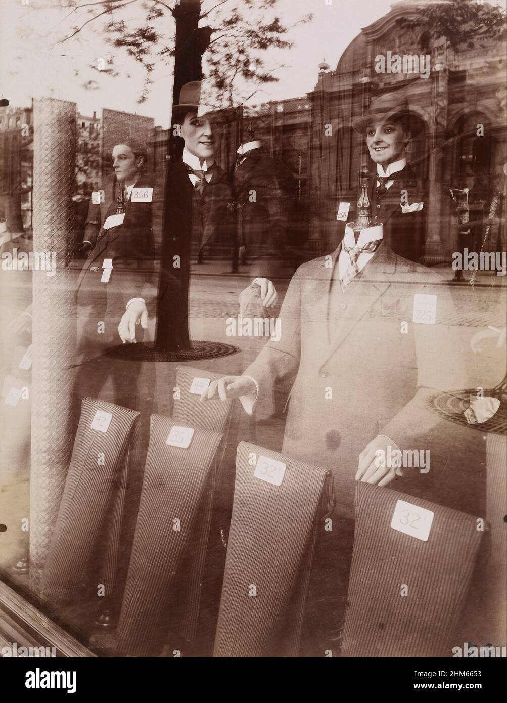 Eugène Atget - Ein Fenster in Magasin, Avenue des Gobelins 1925, ikonisches Foto. Storefront. Stockfoto