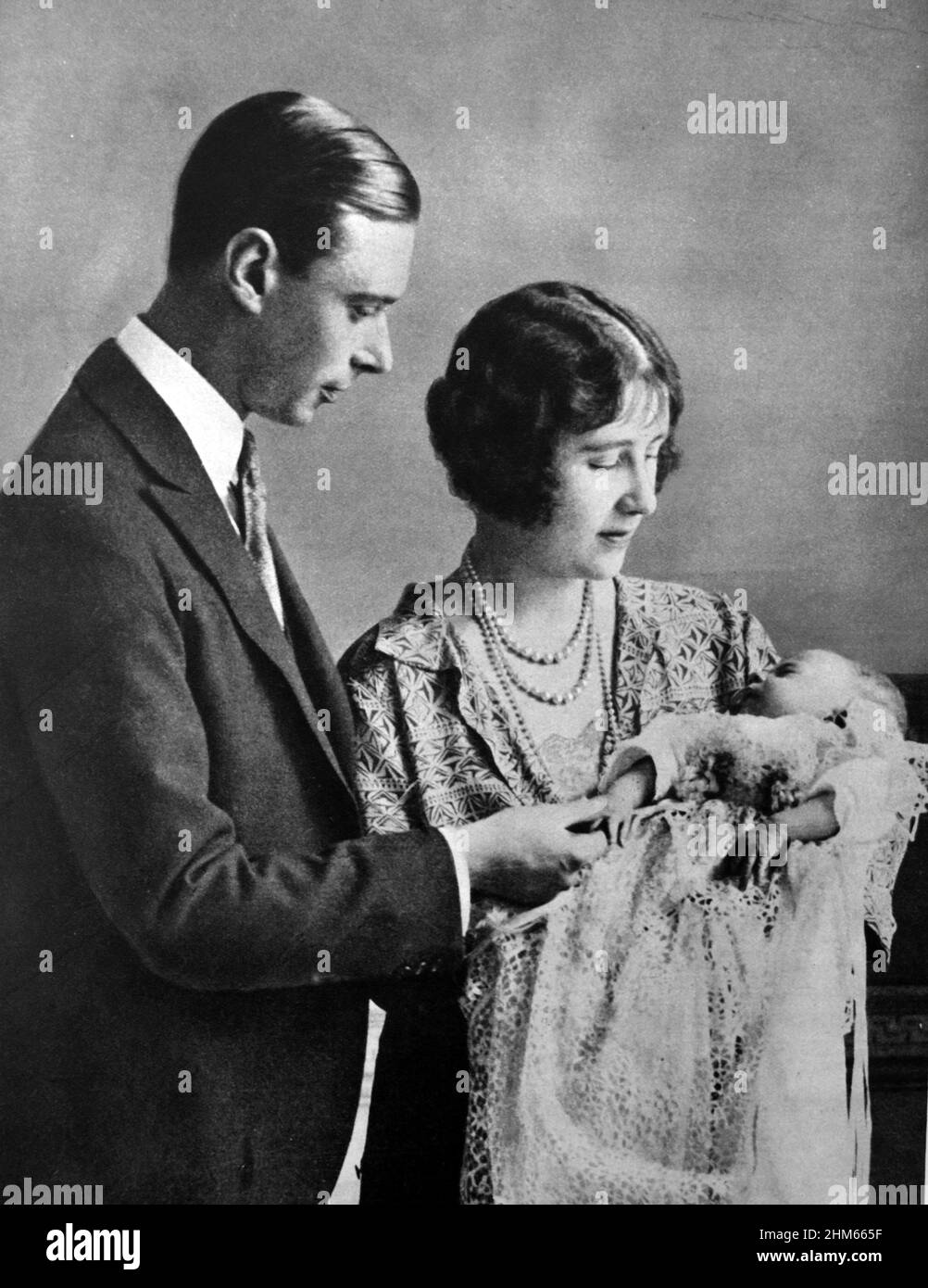 Familienportrait des Herzogs und der Herzogin von York (später König George VI. Und Königin Elizabeth) mit der neugeborenen Prinzessin (später Königin Elizabeth II.). 1926 Stockfoto
