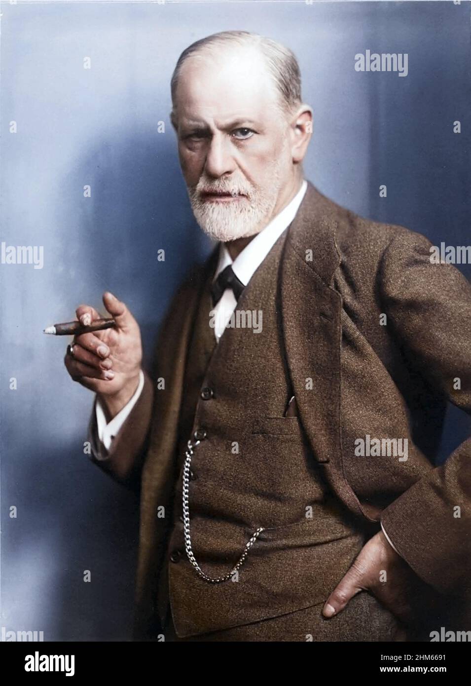 Sigmund Freud, Begründer der Psychoanalyse, hält eine Zigarre in der Hand. Fotografiert von seinem Schwiegersohn, Max Halberstadt, c. 1921. Stockfoto