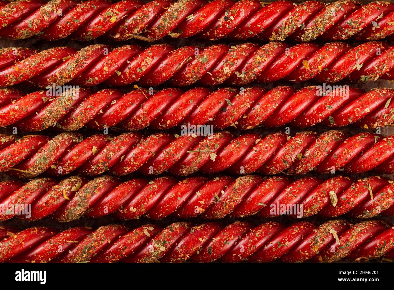 Textur von roten Weihnachtskerzen. Festlicher Hintergrund. Stockfoto