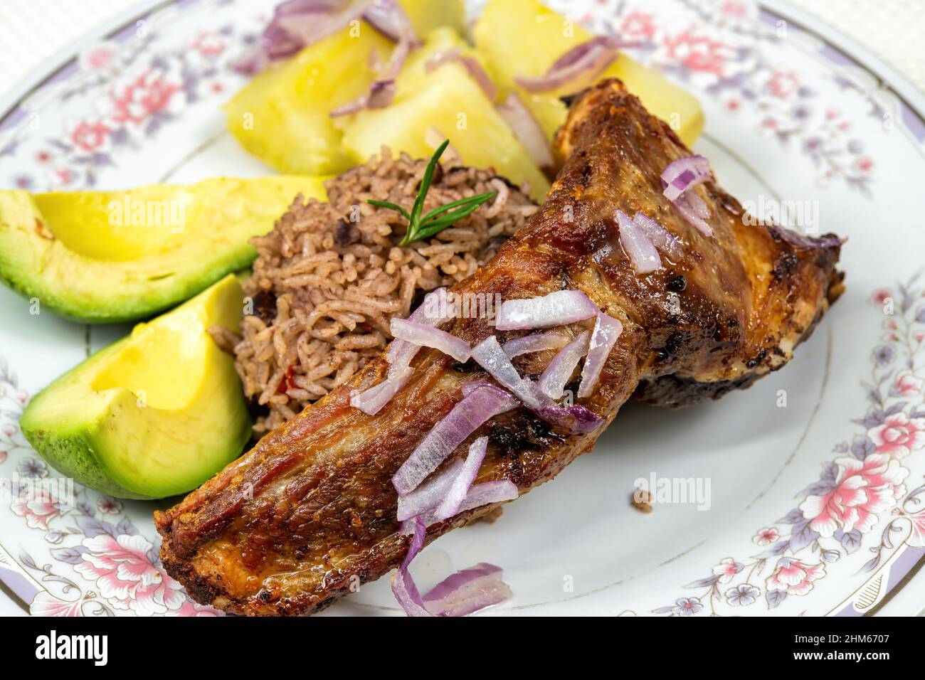 Traditionelle kubanische Küche, gebratenes Schweinefleisch, congri-Reis und Avocados Stockfoto