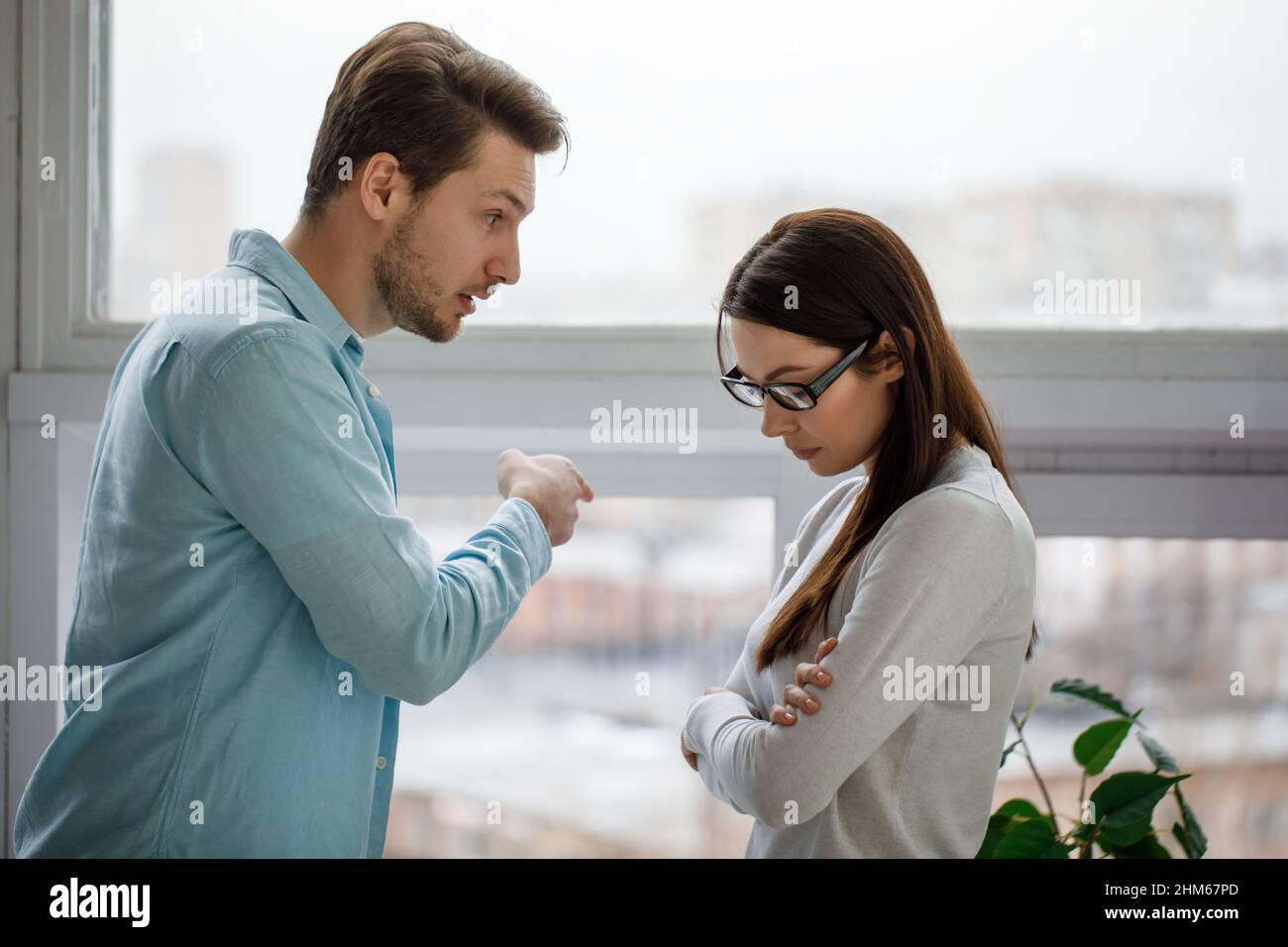 Junges Paar mit Streit-Konflikt, schlechte Beziehungen. Wütende Männer brüllen eine Frau an. Stockfoto