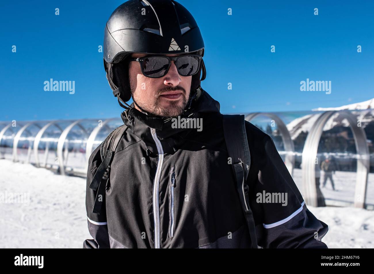 Mann in Skikleidung mitten im Schnee. Wintersport. Stockfoto