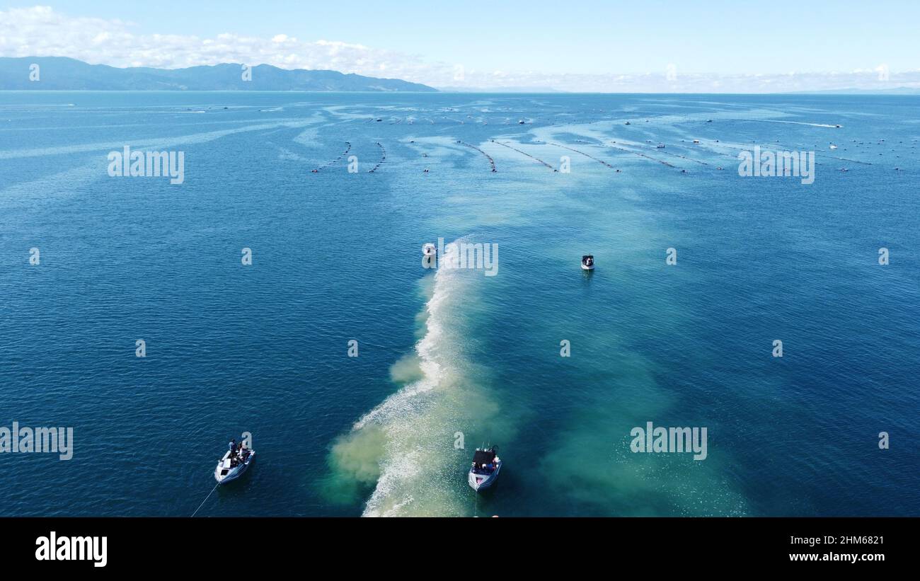 Drohnenbilder des Meeres und des Ozeans und der Hügel Stockfoto