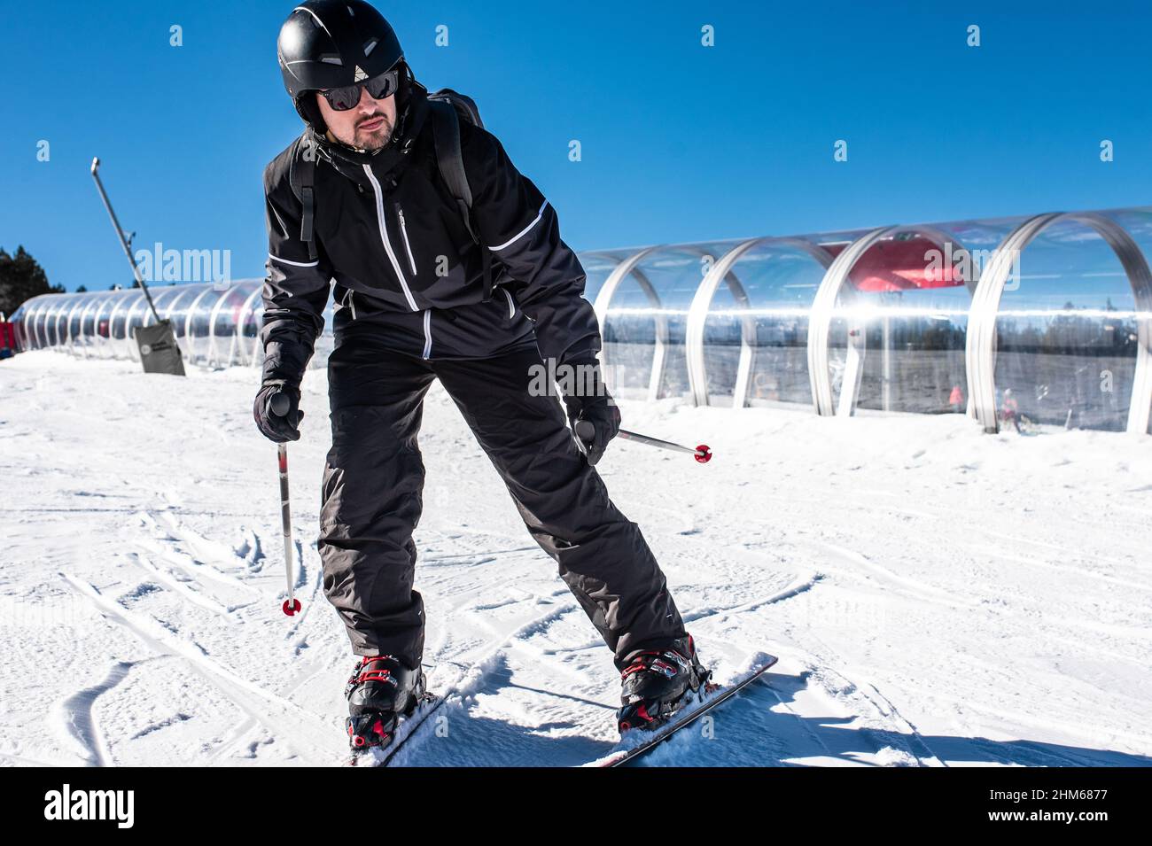 Mann, der mitten auf einer Schneehöhe Ski fährt. Wintersport. Stockfoto