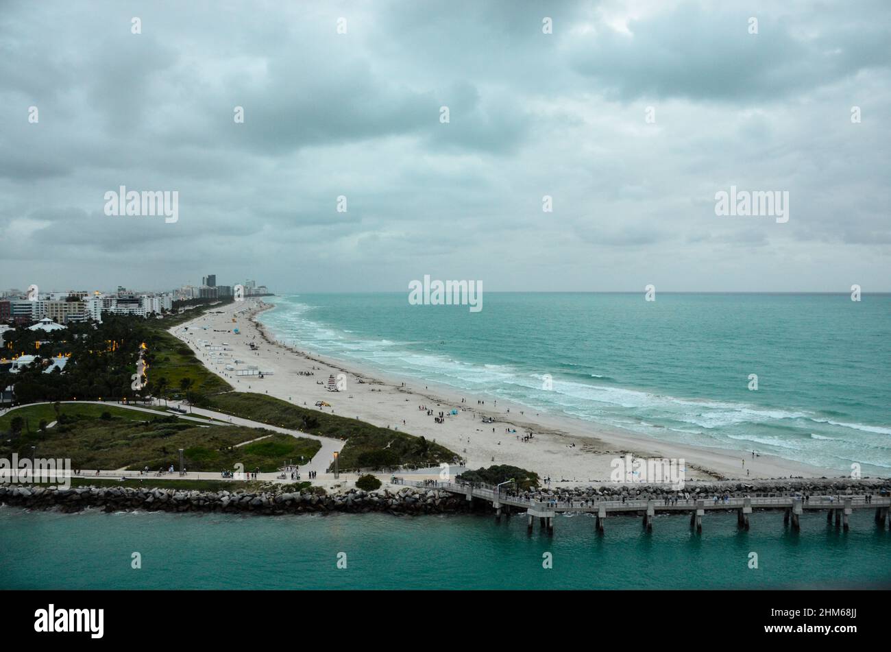 Blick auf den South Pointe Park Pier, Hotels, Eigentumswohnungen und Restaurants am South Pointe Beach im Hafen von Miami. Miami Beach, Florida, USA. Januar 2022. Stockfoto