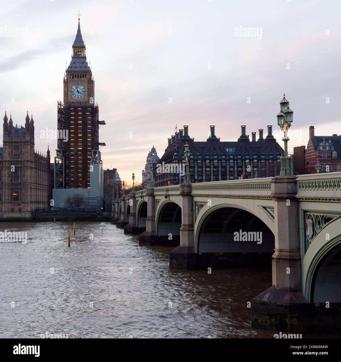 Houses of Parliament mit dem restaurierten Elizabeth Tower, in dem Big Ben bei Sonnenuntergang untergebracht ist. Westminster Bridge, London. Stockfoto