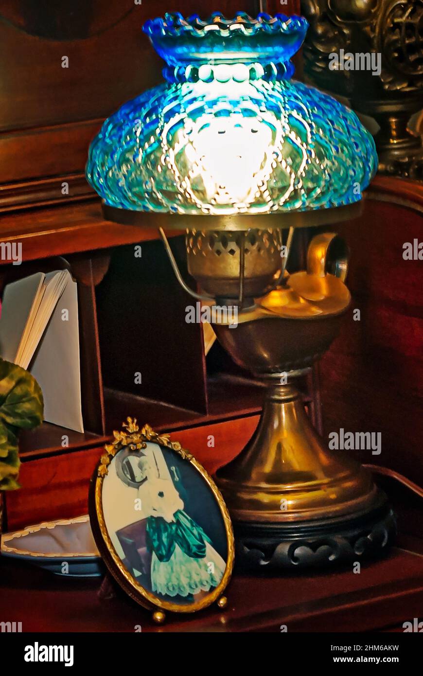 Ein Vintage-Foto wird von einer Vintage-Lampe im Rosewood Manor am 16. April 2010 in Columbus, Mississippi, beleuchtet. Stockfoto