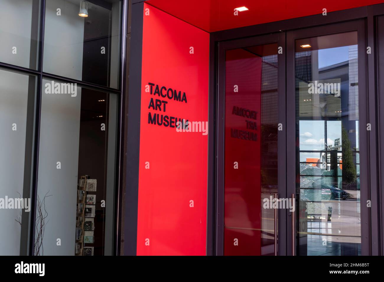 Tacoma, WA USA - ca. August 2021: Straßenansicht des Tacoma Art Museums an einem sonnigen, wolkenlosen Tag. Stockfoto