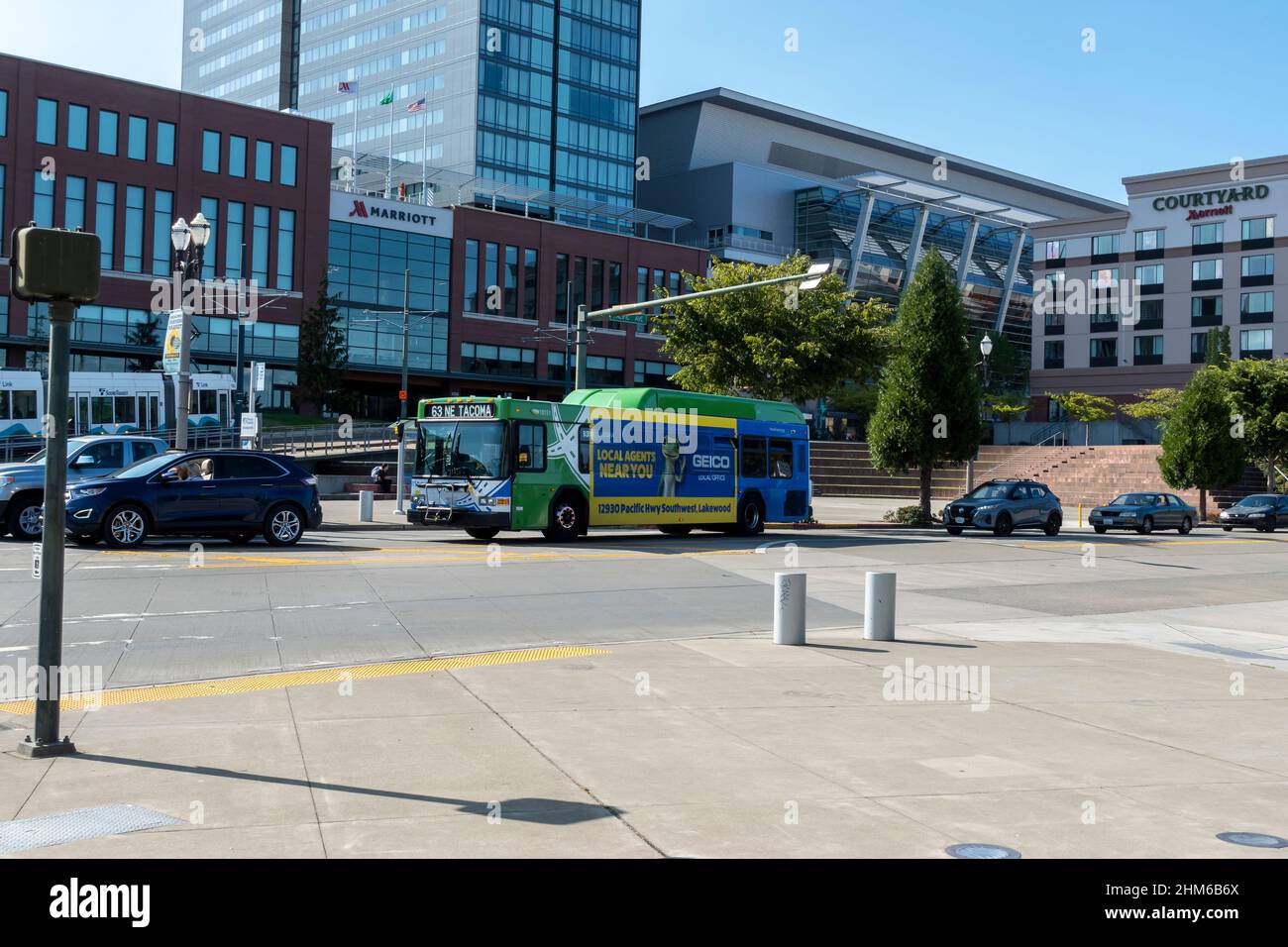Tacoma, WA, USA - ca. August 2021: Blick auf die Straße eines Pierce Transit-U-Bahn-Busses, der seine Route in die Innenstadt macht, vorbei am Marriott-Hotel und Convention Cen Stockfoto