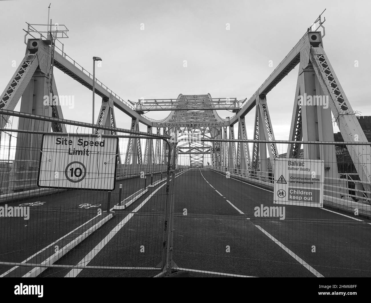 Die Schwarz-Weiß-Aufnahme der berühmten Runcorn Silver Jubilee Bridge ist wegen Renovierungsarbeiten geschlossen Stockfoto