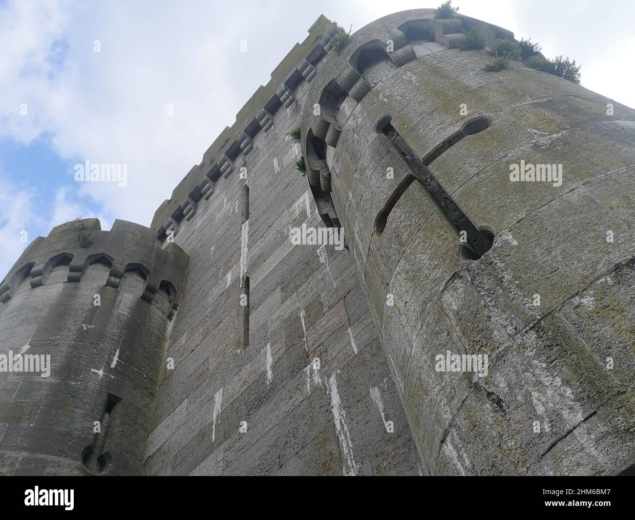 Low-Angle-Aufnahme einer alten historischen Burg Stockfoto