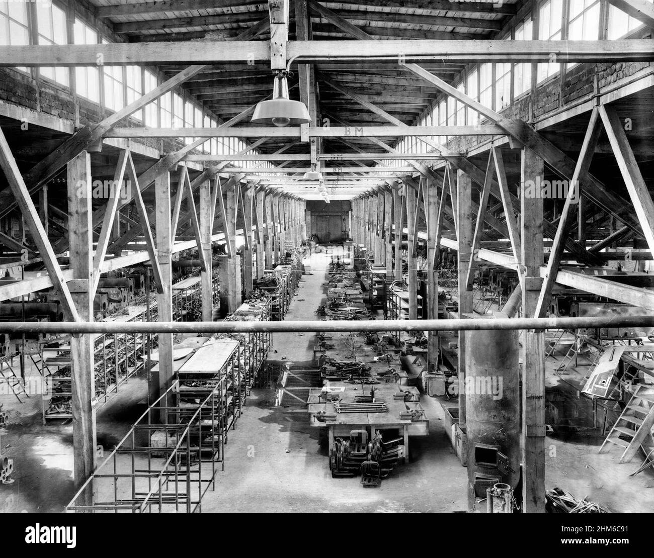 Verlassene Flugzeugfabrik in Flossenburg, fotografiert vom US Army Signal Corps nach der Befreiung des Lagers. Vermutlich die, die Messerschmitt seit 1943 im Lager betreibt, beschäftigte die Fabrik Mitte 1944 5.700 Arbeiter Stockfoto